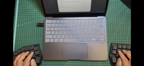 YIVU CORNE V4を左右に広げてデスクに配置した全体イメージ
